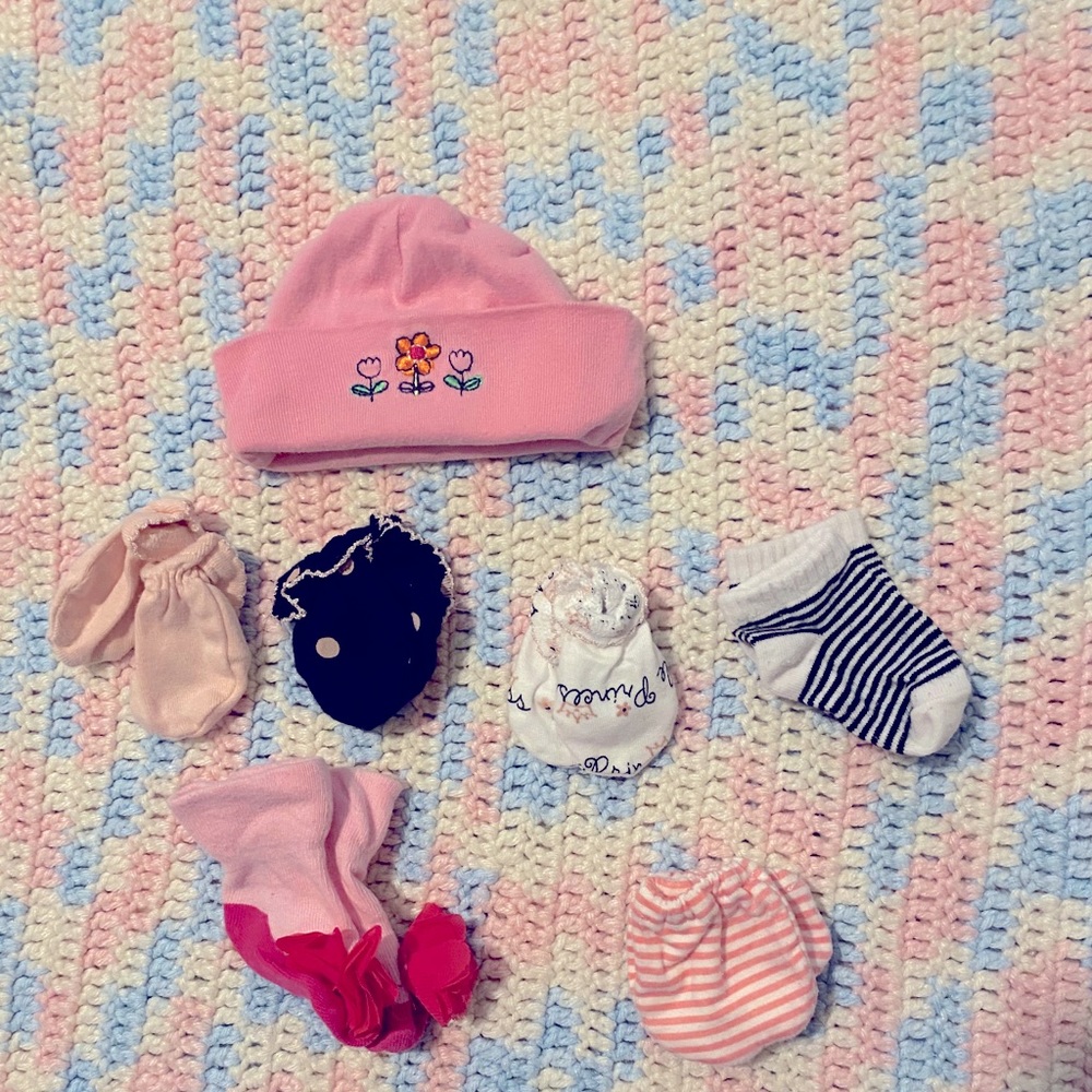 Newborn Hat 🧦 and newborn mittens